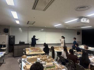 令和7年度　建築設計製図Ⅲ第2課題講評会（講師：三分一博志先生）